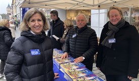 Präsidentin Gudrun Jungmayer vor dem Stand